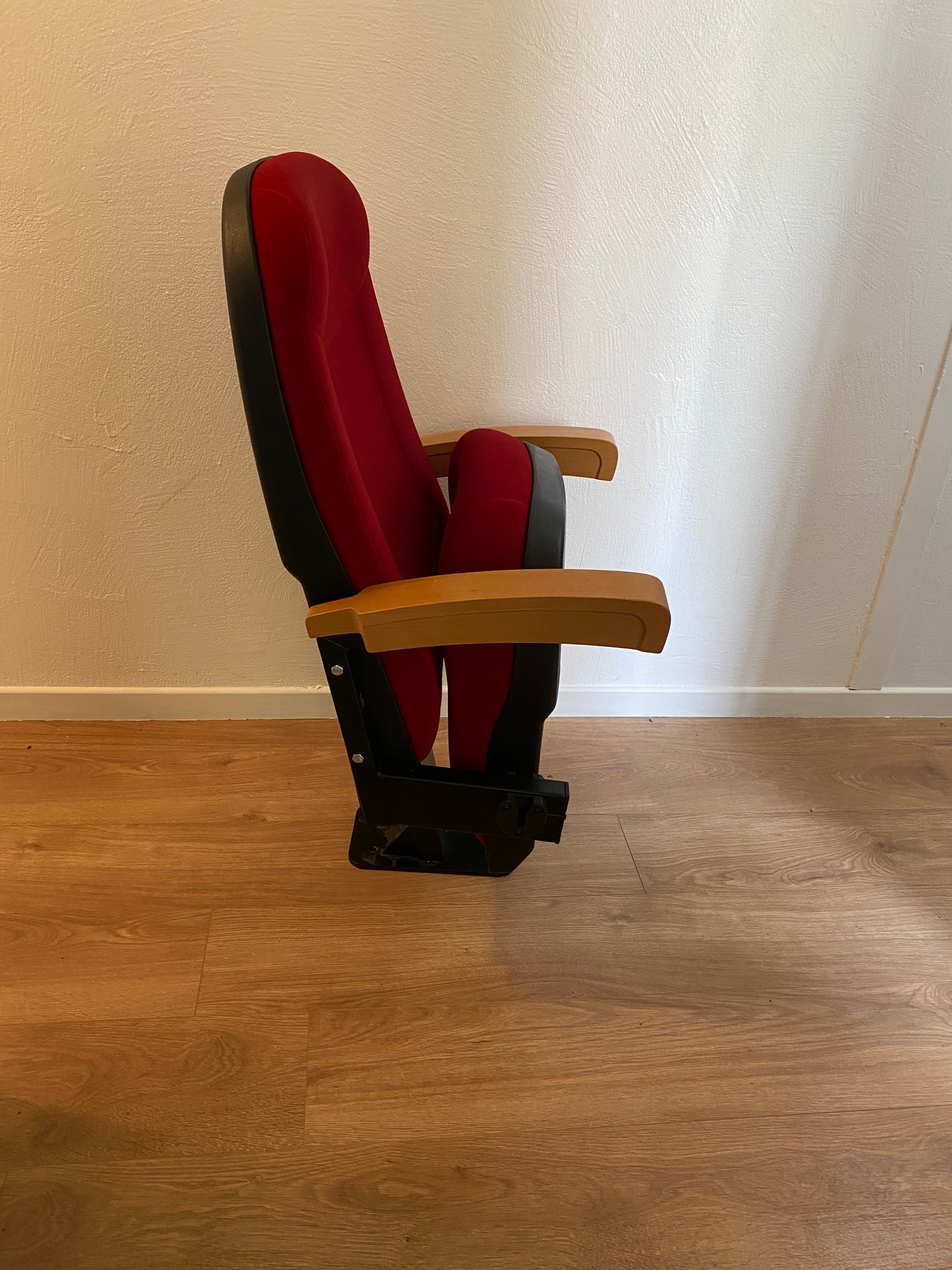 Fauteuil de cinéma — siège relevable